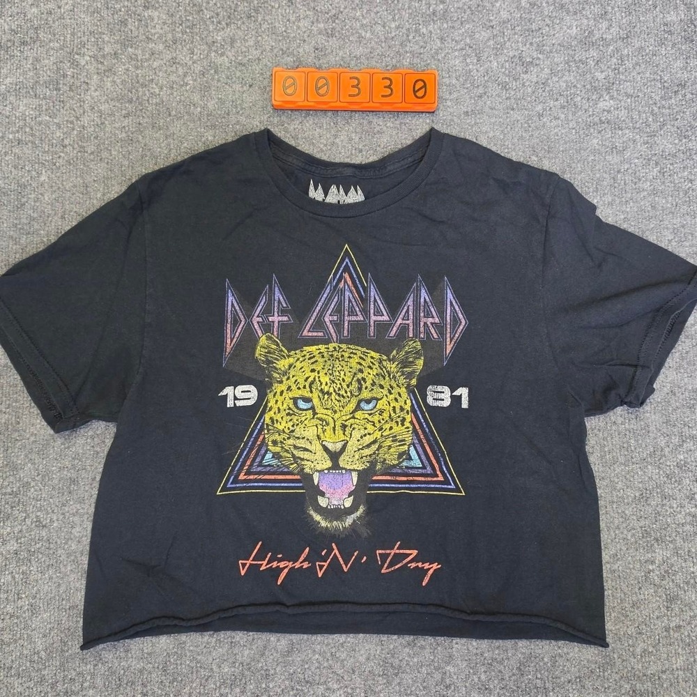 Def Leppard High N' Dry 1981 cropped cotton t-shirt with yellow leopard graphic